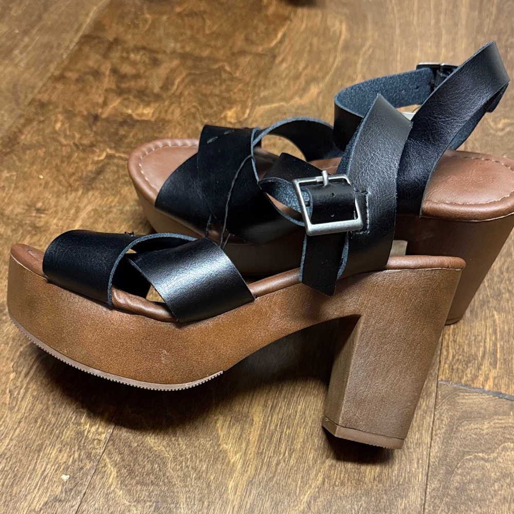 Universal Thread Classic Black Crisscross Platform Sandals - Women's - Picture 2 of 4